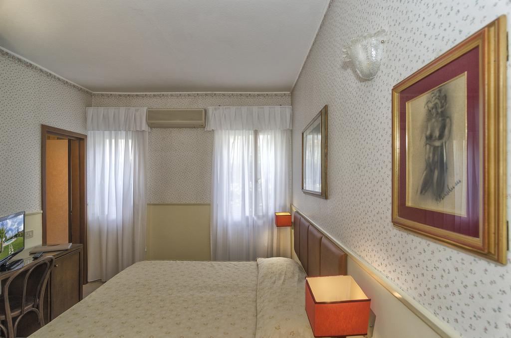 Hotel Verdemare Марина-ди-Пьетрасанта Номер фото
